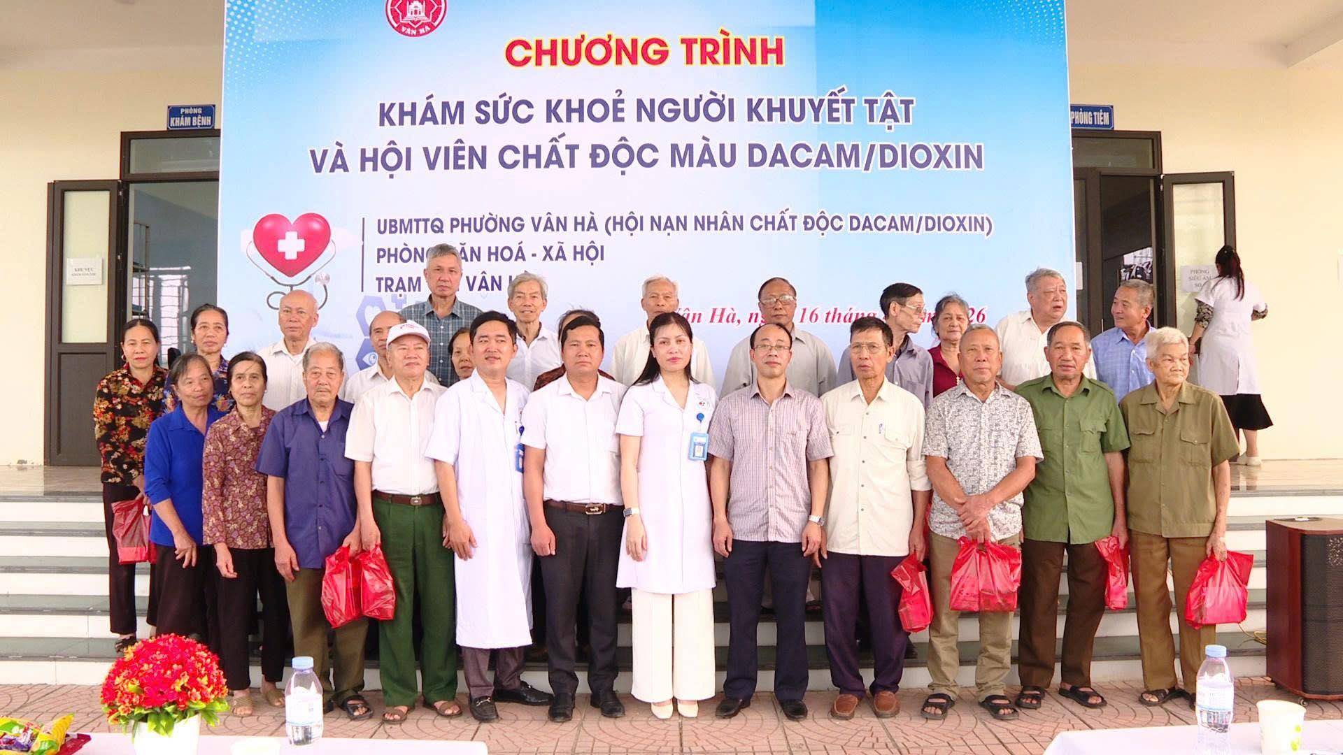 TRẠM Y TẾ VÂN HÀ TỔ CHỨC KHÁM, CẤP PHÁT THUỐC MIỄN PHÍ CHO NGƯỜI KHUYẾT TẬT VÀ HỘI VIÊN CHẤT ĐỘC DA CAM/DIOXIN.