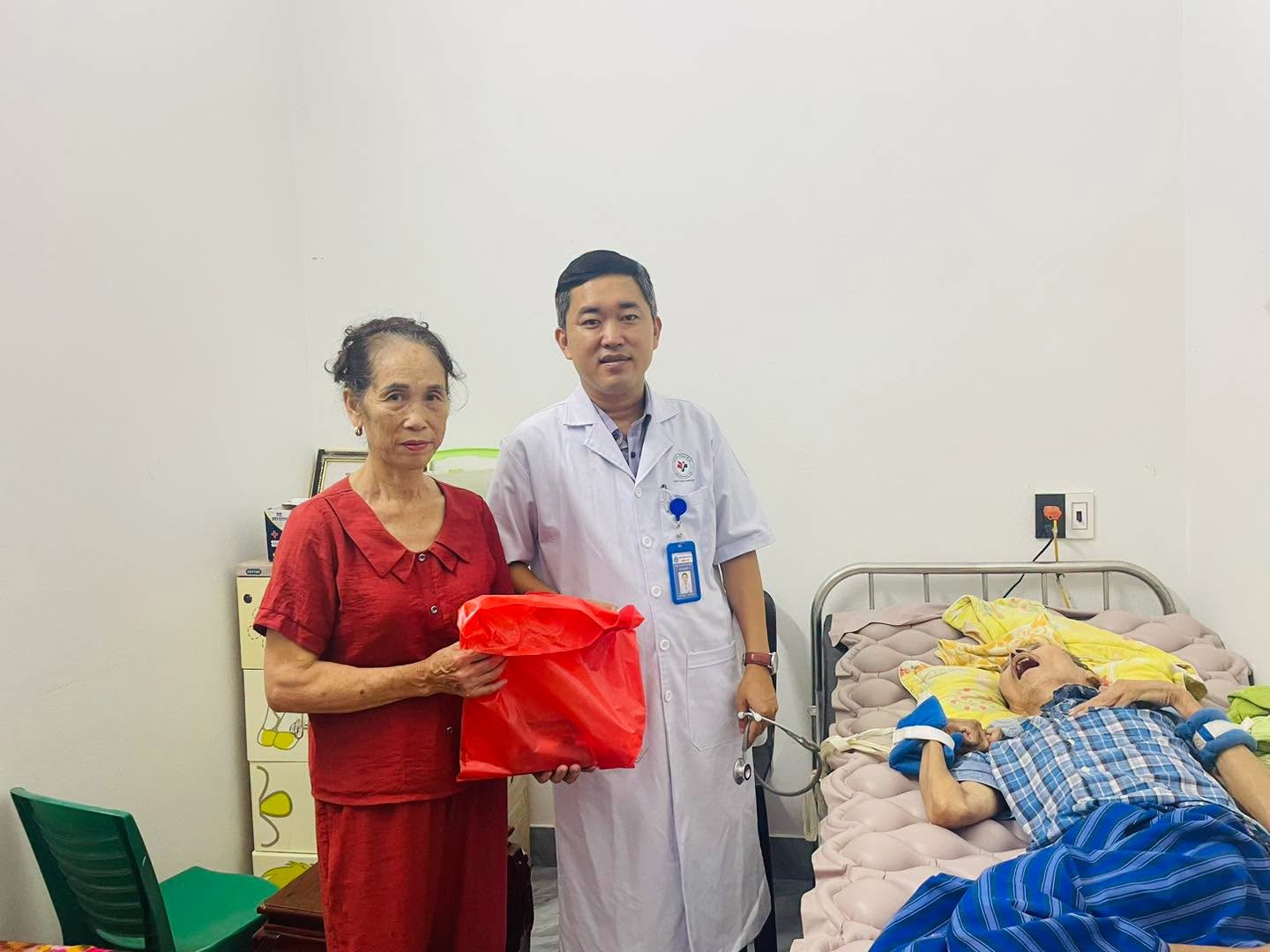 TRẠM Y TẾ VÂN HÀ TỔ CHỨC THĂM KHÁM SỨC KHỎE VÀ TẶNG QUÀ TRI ÂN NGƯỜI CÓ CÔNG NHÂN DỊP KỶ NIỆM 79 NĂM NGÀY THƯƠNG BINH - LIỆT SĨ (27/7/1947 – 27/7/2026)